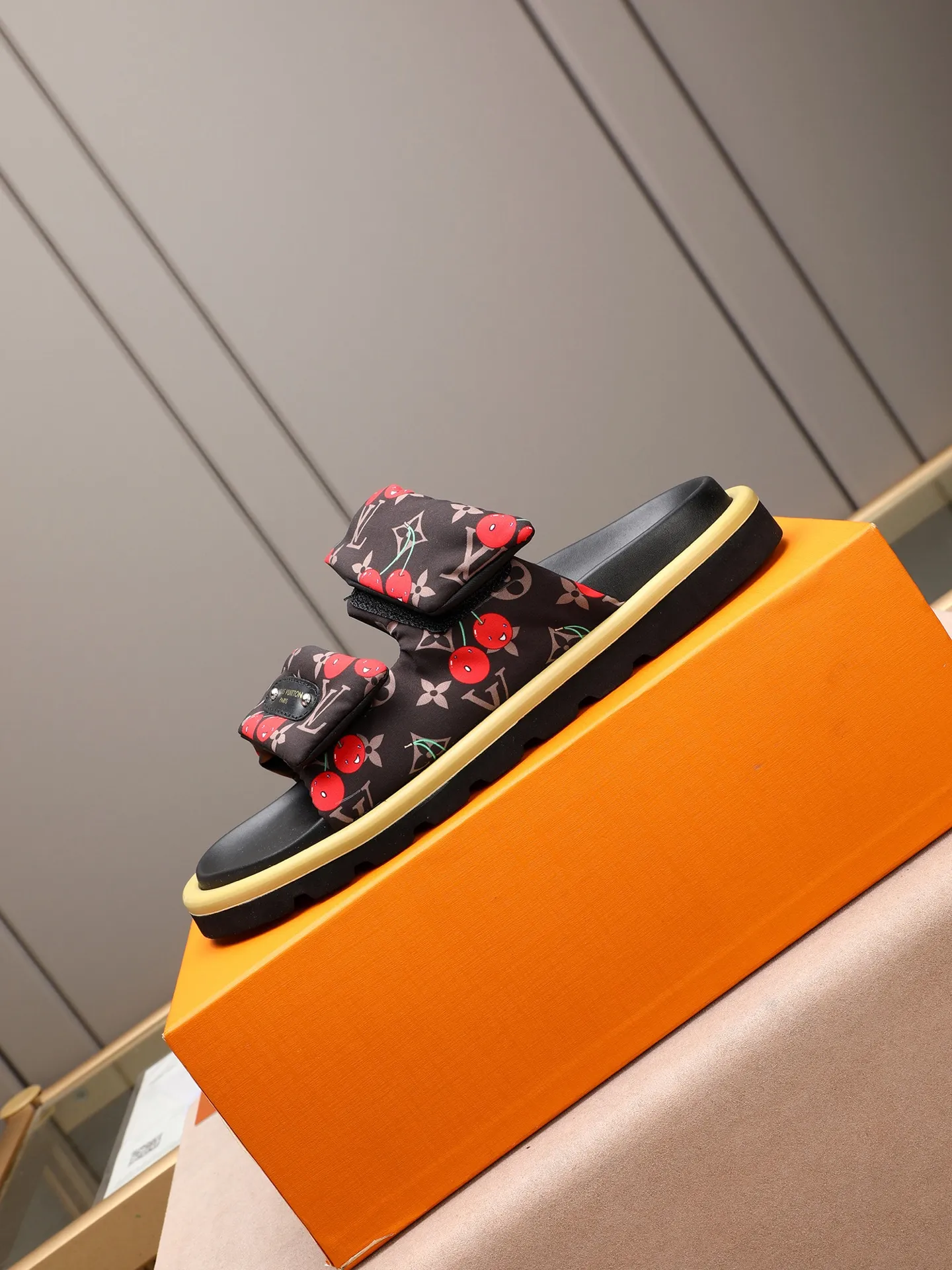 PP360 [LOUIS VUITTON] Louis Vuitton, LV printing, men's and women's slippers are on the market. The drawer box packaging comes with a cloth bag and a card. The upper pattern looks very soft and waxy, and it is a super versatile leg slimming tool. Fabric: imported denim/canvas/old fabric, LV hardware LOGO, official website pattern printing, comfortable to wear, feet: high-elastic PU water table. Sole: foam sole, heel height: about 5cm. Code number: 35-46, 35, 45, 46 are custom-made and non-returnable. Color: multiple colors and styles available.